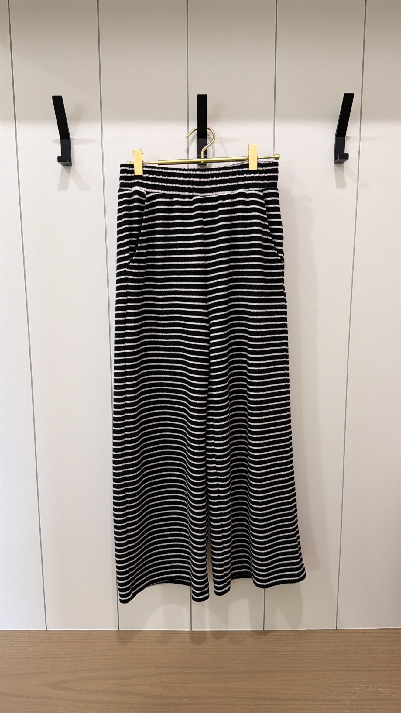 SEE AND BE SEEN BLACK/WHITE STRIPE CROPPED PANTS W/ POCKETS Size S