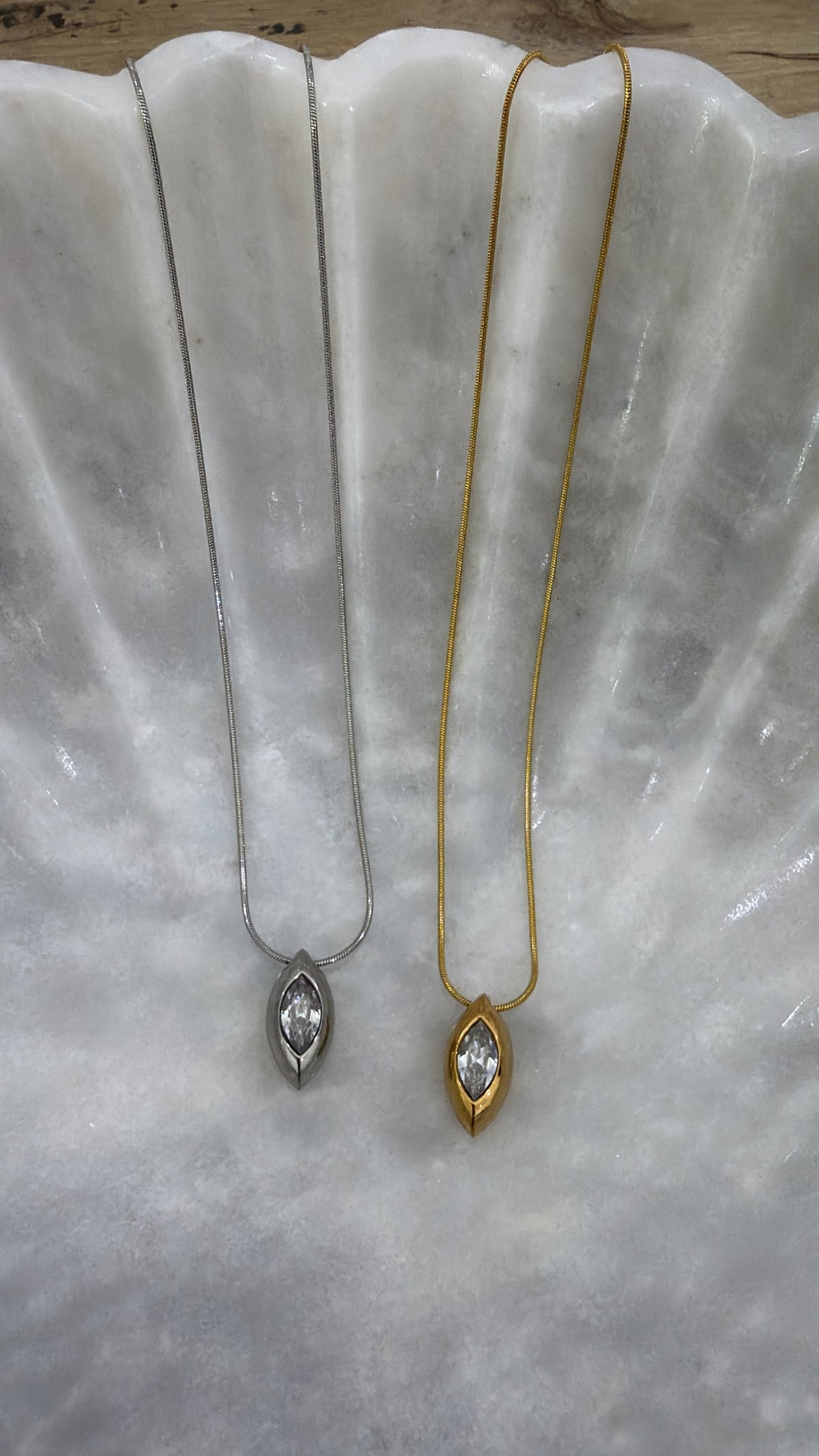 DIAMOND PENDANT NECKLACE