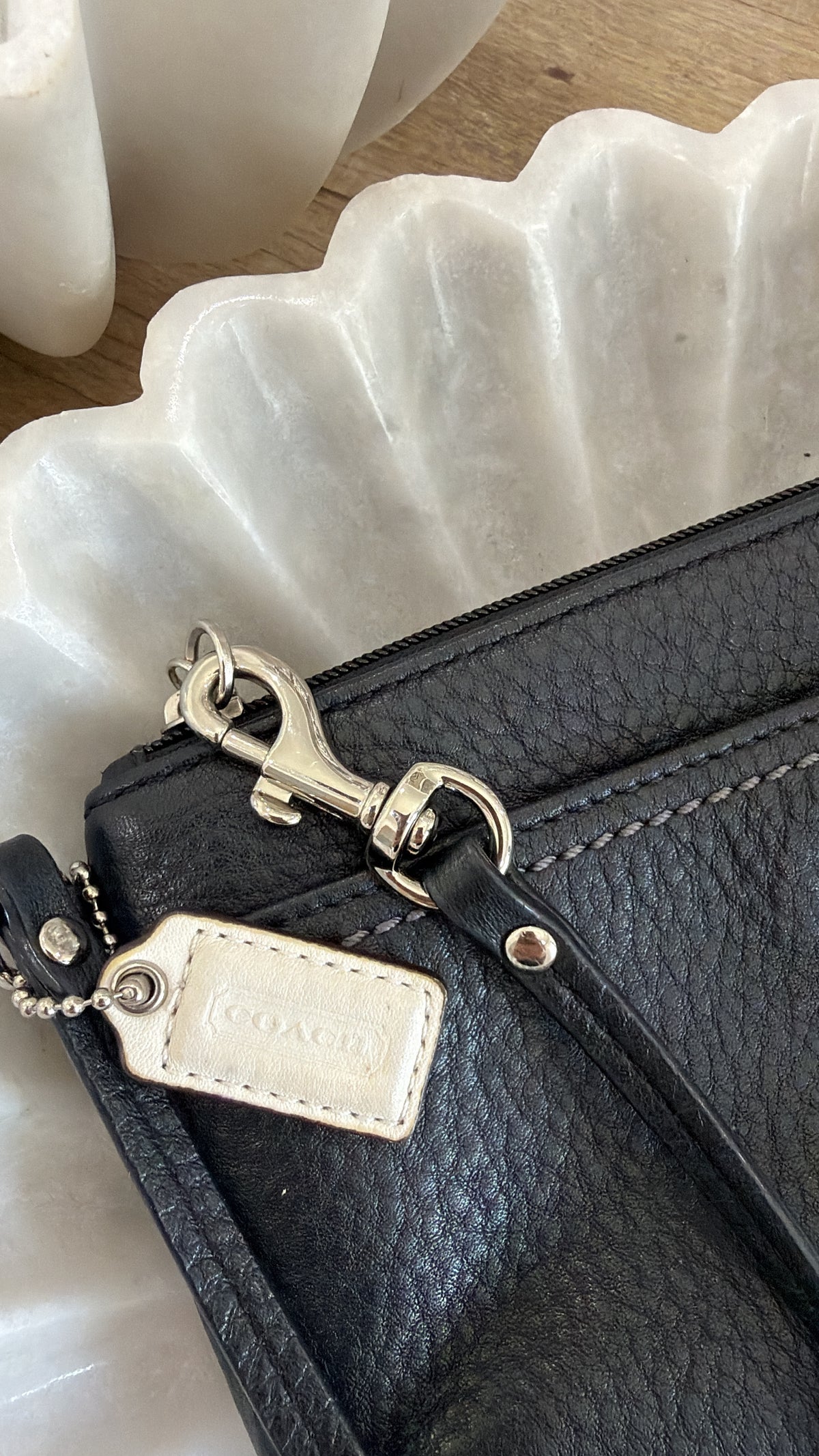 COACH BLACK LEATHER WRISTLET W/ COA