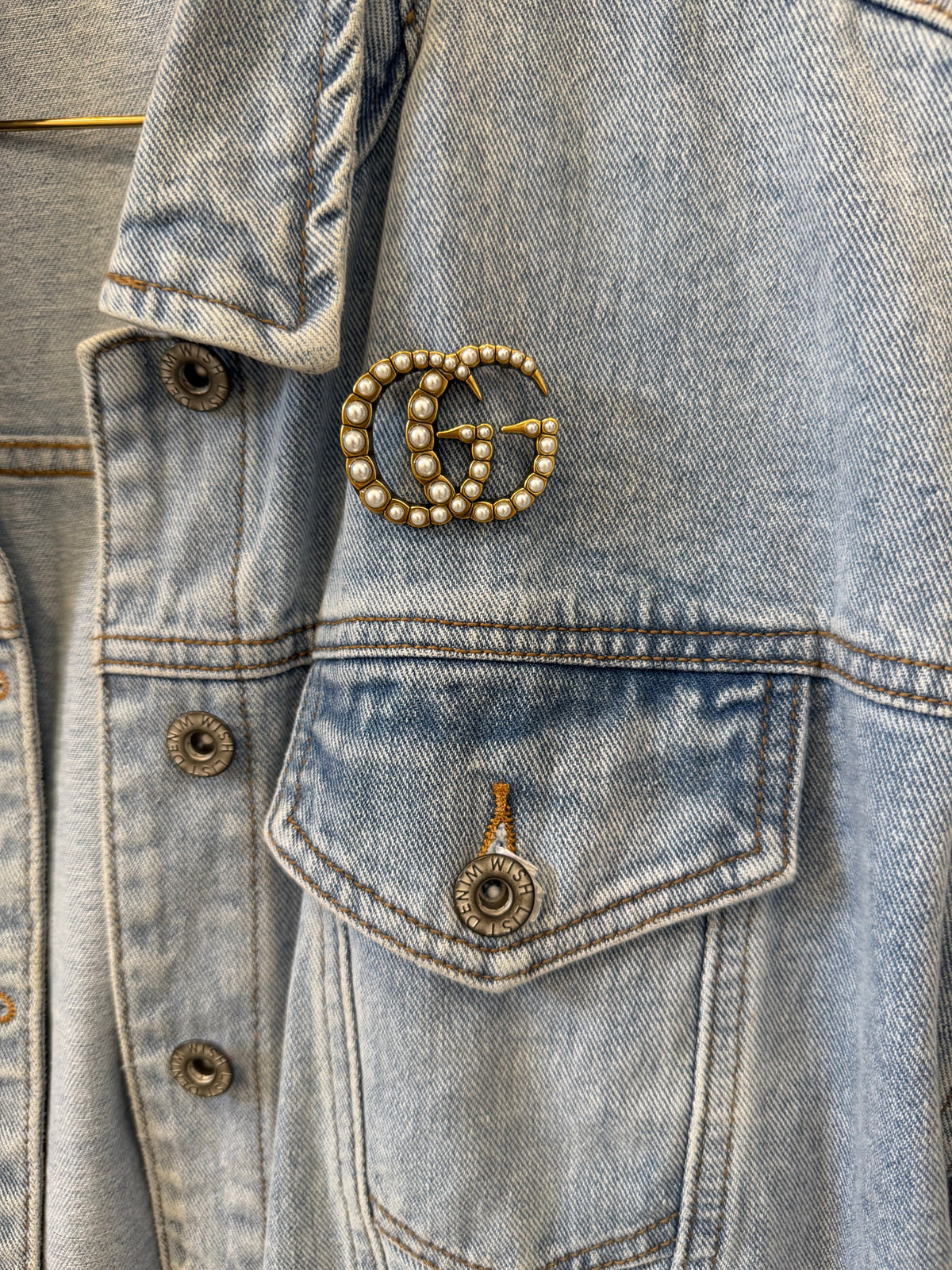 LUXURY INSPIRED GG BRASS PEARL BROOCH