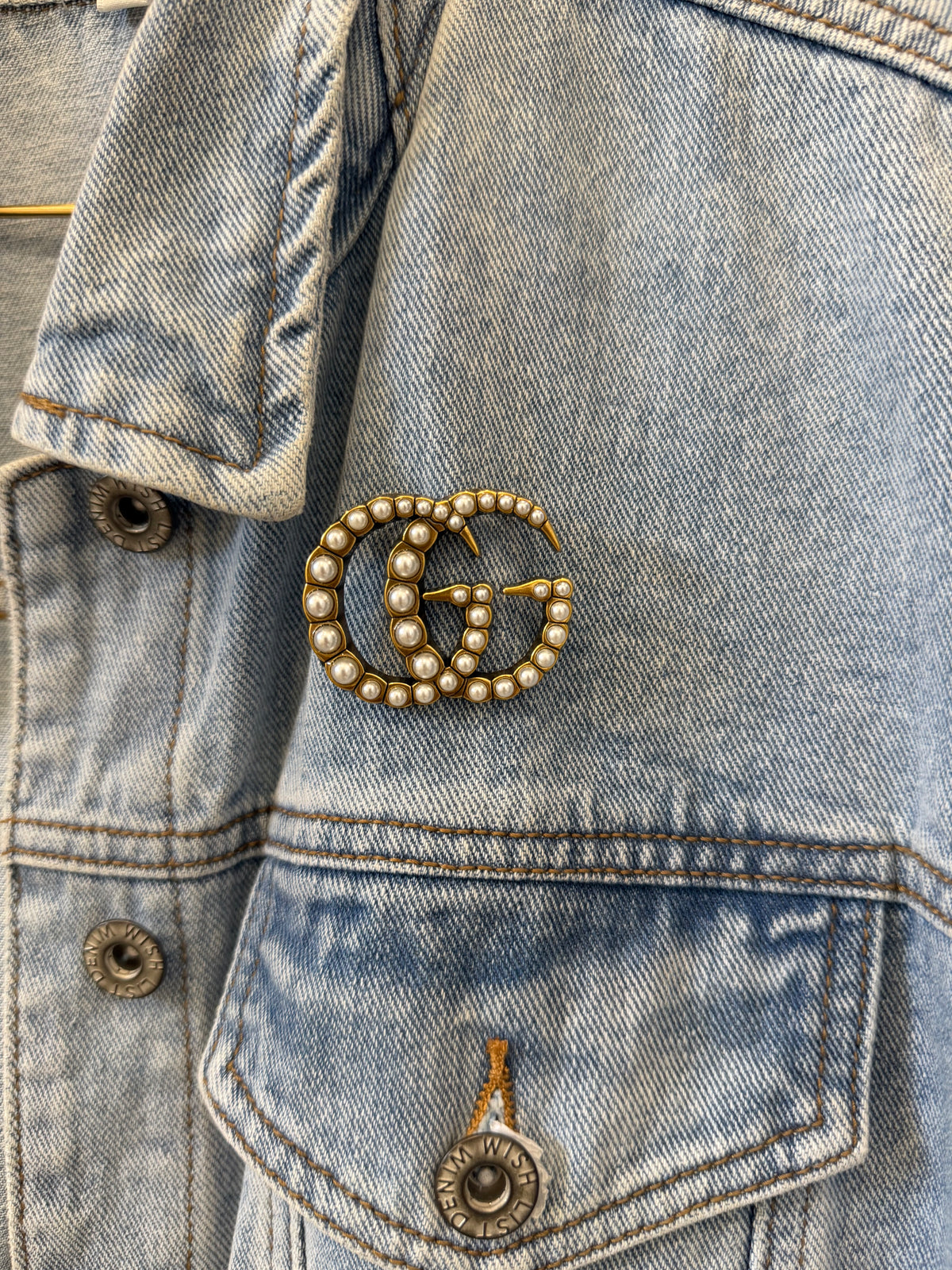 LUXURY INSPIRED GG BRASS PEARL BROOCH