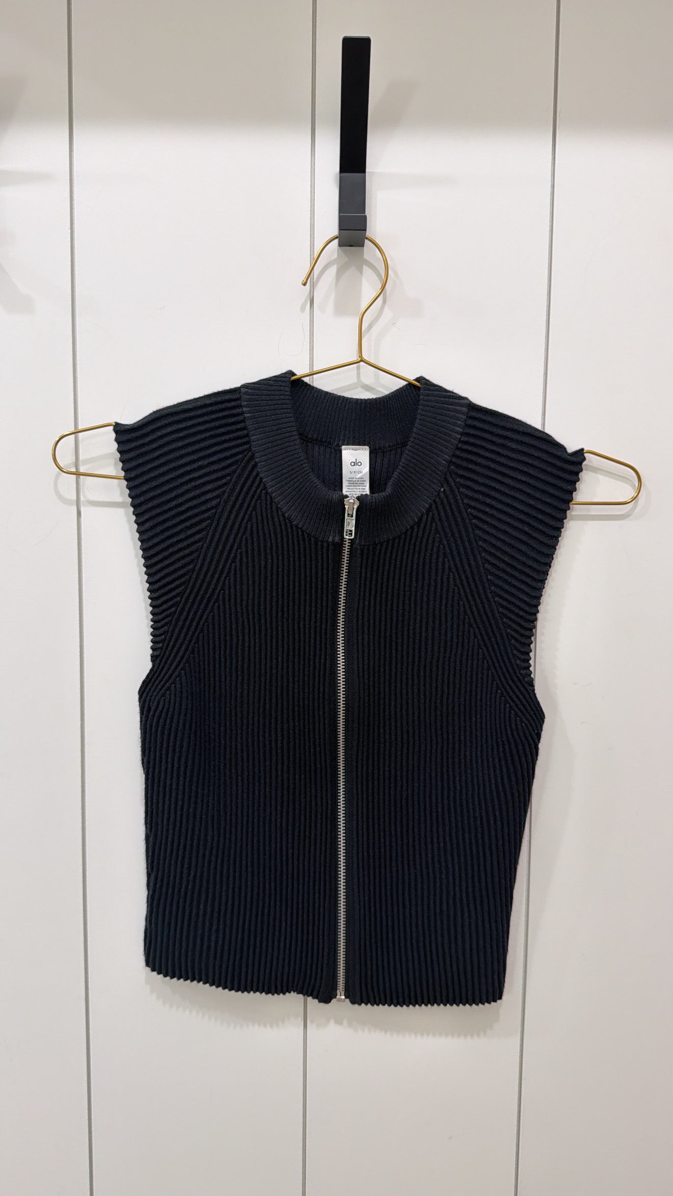 ALO BLACK ZIP UP SLEEVLESS TOP SIZE SMALL