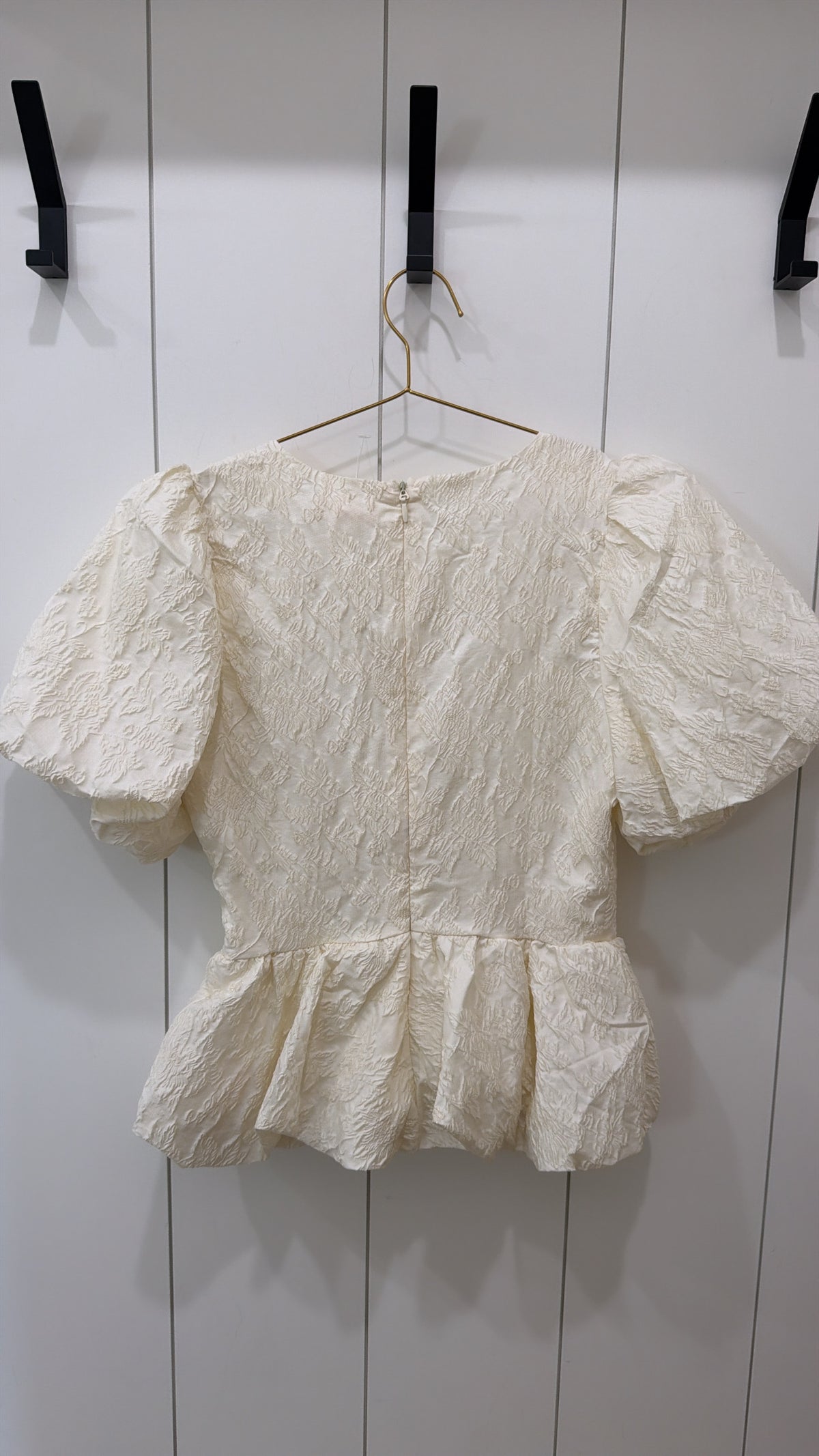 FLYING TOMATO IVORY BLOUSE SIZE SMALL