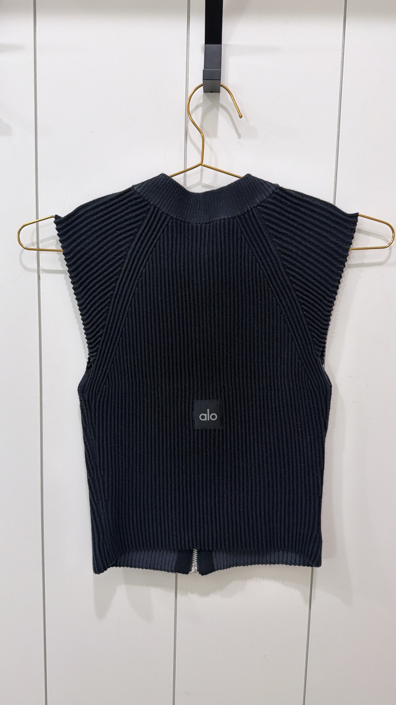 ALO BLACK ZIP UP SLEEVLESS TOP SIZE SMALL