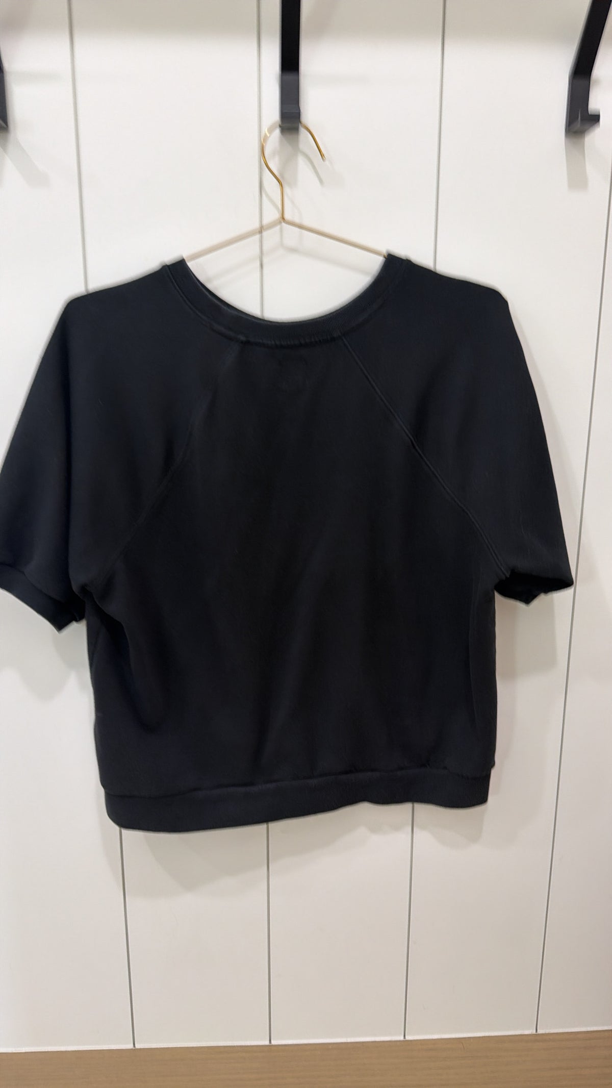 GAP BLACK SWEATSHIRT SHORT SLEEVE SIZE LARGE