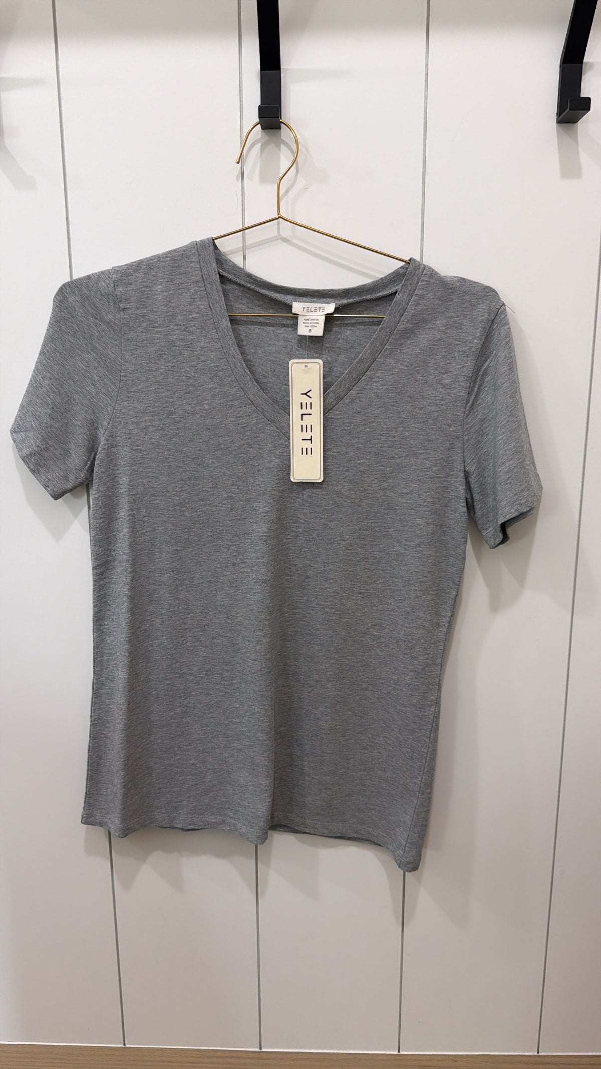 SET OF 2 YELETE BLACK & GRAY V-NECKS SIZE SMALL