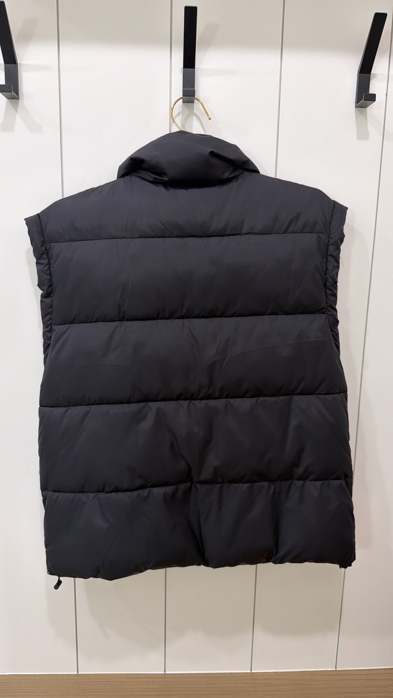 UNBRANDED NEVER WORN PUFFER VEST SIZE MEDIUM