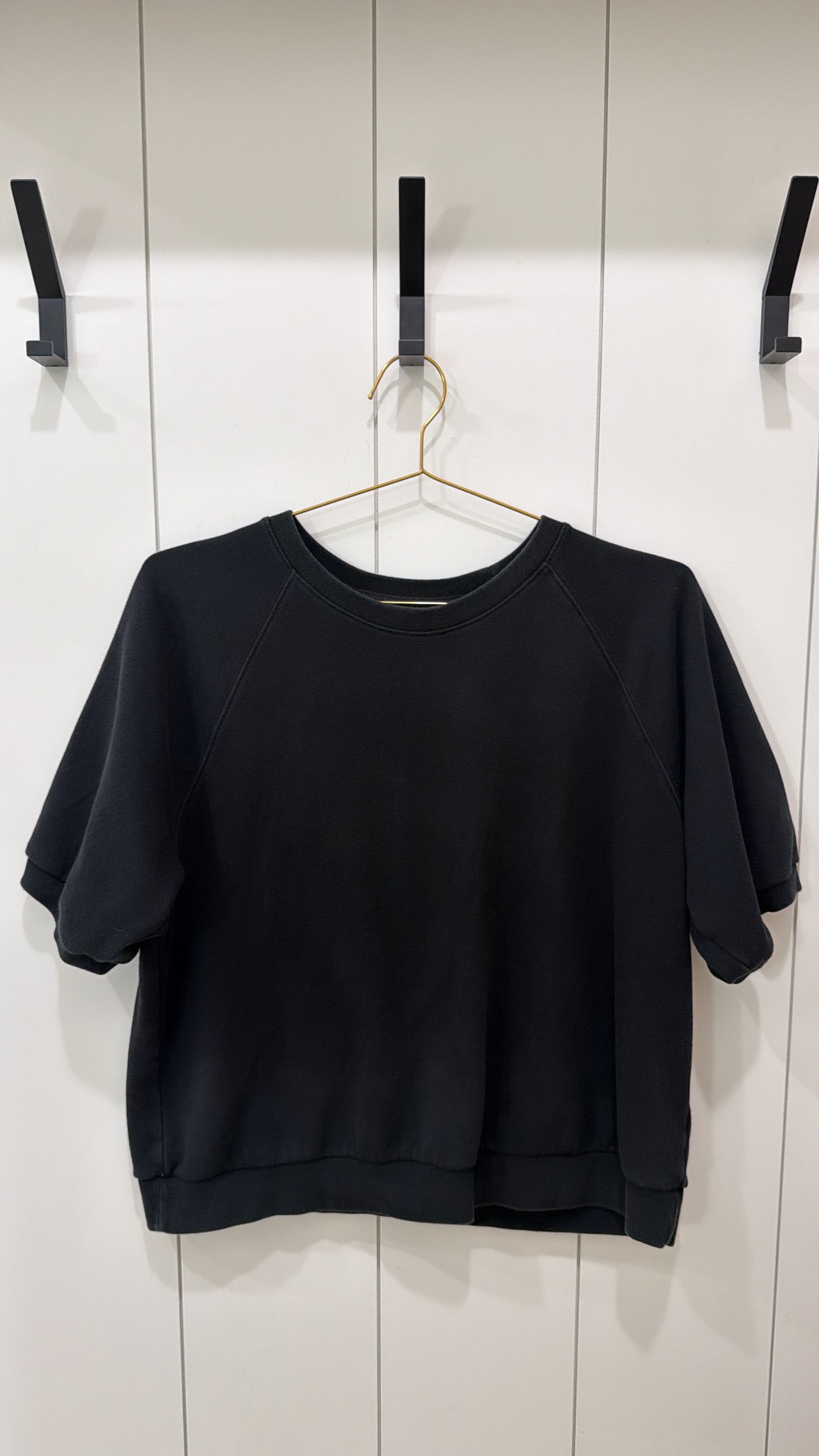 GAP BLACK SWEATSHIRT SHORT SLEEVE SIZE LARGE