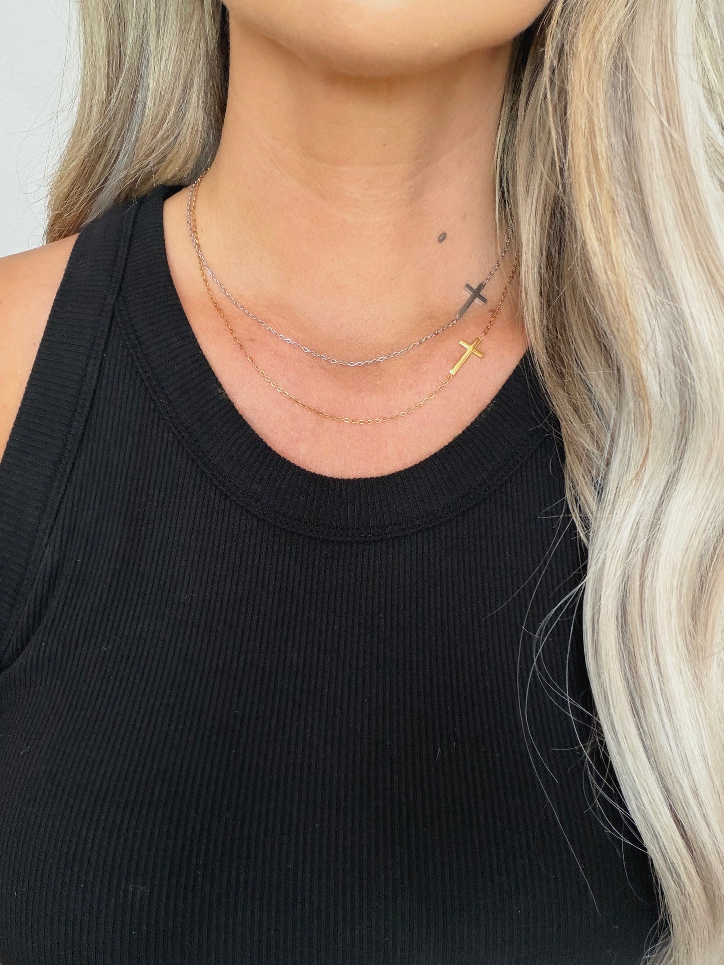 MEDIUM CROSS NECKLACE